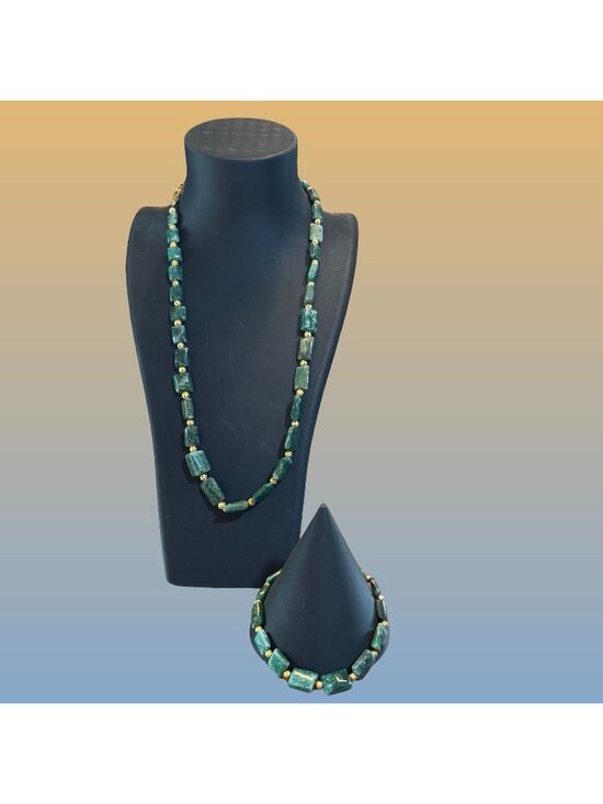 Jewelry - Green Semi Precious Stone Gold Tone Necklace Bracelet Set Adjustable Vintage